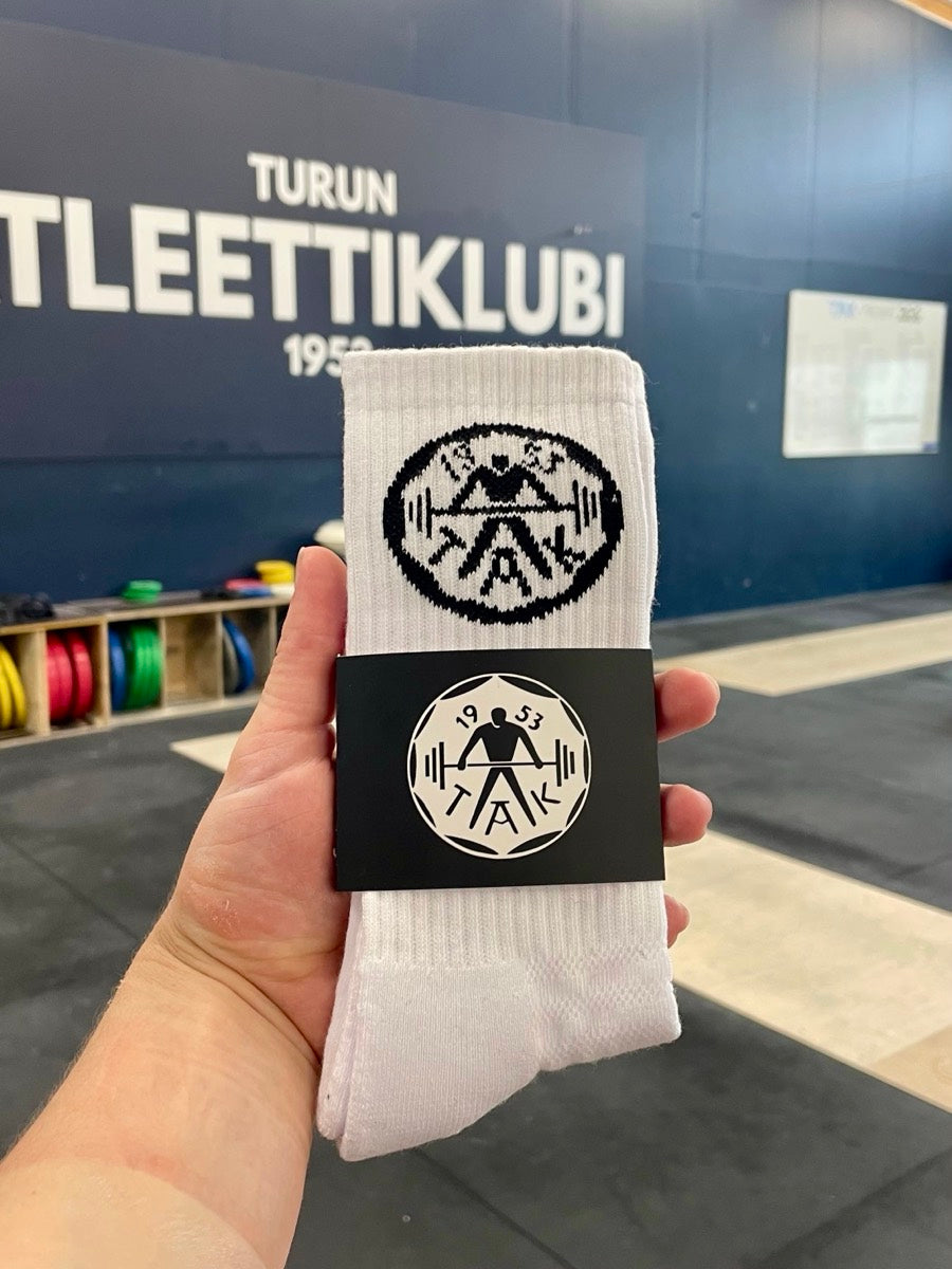 Valkoiset urheilusukat Turun Atleettiklubin logolla